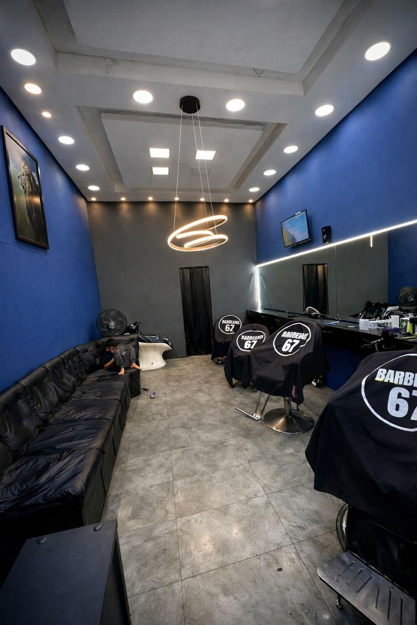 Interior luxuoso da barbearia com neon azul