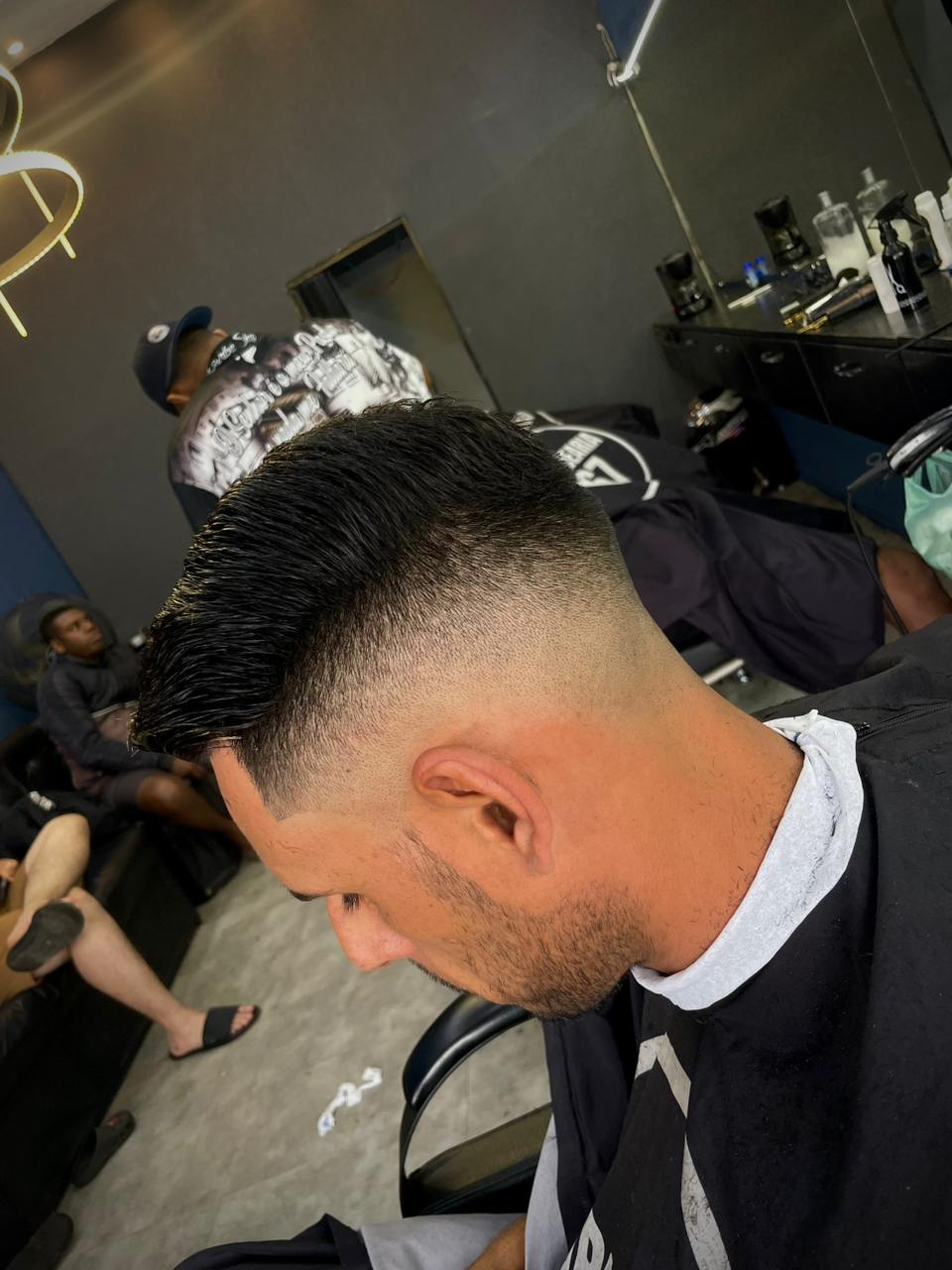 Cliente com barba e corte premium